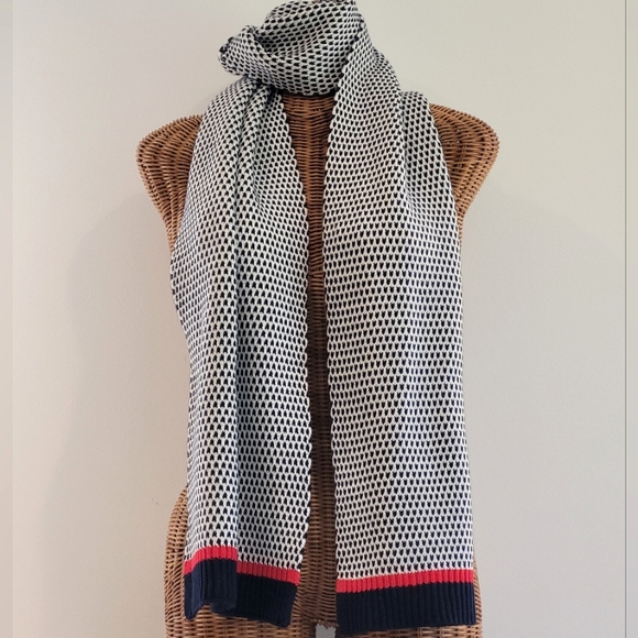 Tommy Hilfiger Accessories - NWOT Tommy Hilfiger Winter Scarf